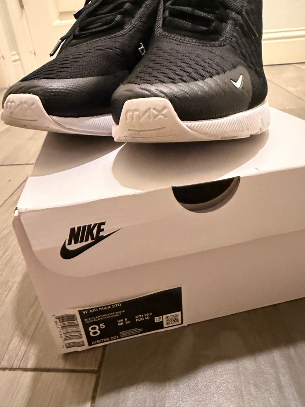 Nike Black and White Air Max 270 Sneakers Women's - Picture 4 of 10